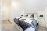 Your Gateway to Comfort: Relocators & Contractors' Haven Near the Airport Các khách sạn ở Wythenshawe