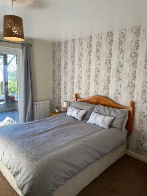 3 bedroom lodge on holiday park, sleeps 6 with hot tub