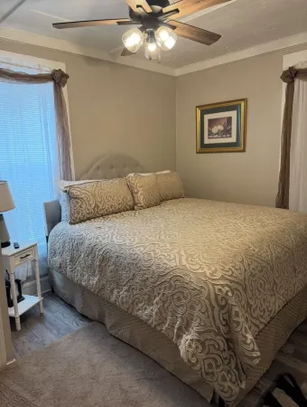 Charming 2-bedroom house in Monroeville with Wi-Fi and AC. Отели в г. Округ Монро