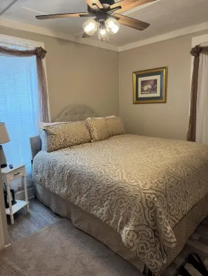 Charming 2-bedroom house in Monroeville with Wi-Fi and AC. Hotels in Monroe County