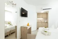 Giannis Seafront Studios I & Breakfast Korakas beach 주변 호텔