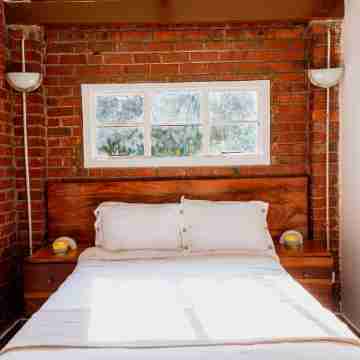 2BR English Cottage with Garden Rooms