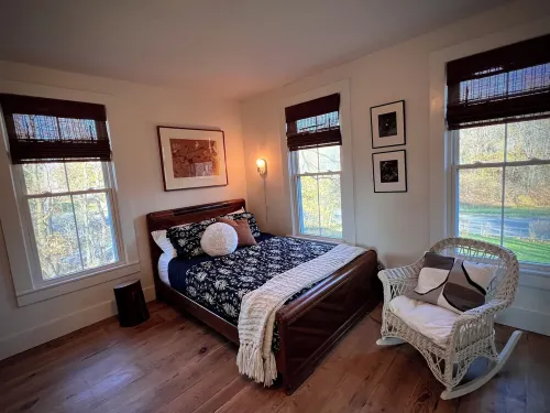 Original Farmhouse at Cottage City, private, spacious, with lake access Hotel di Gorham