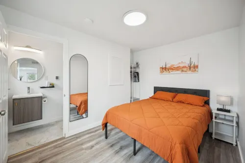 Practical Living - only 15min. drive from Detroit center w/o the downtown price! 리버 루즈 호텔