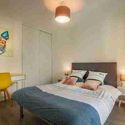 Cosy Apartment with Large Balcony and Private Parking Rooms