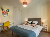 Cosy Apartment with Large Balcony and Private Parking فنادق في لوريان