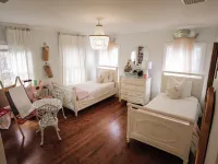 Lake house cozy to relax with a family. 6 bedroom very spacious house. Hotels in Trumbull