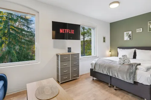 Vorstadtoase für 3 - Badewanne, Queensize-Bett, Netflix, Parken, Nähe BER