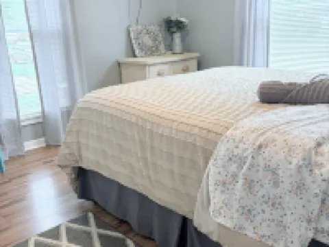 Charming 3-bedroom house near downtown Marshfield 馬什菲爾德酒店