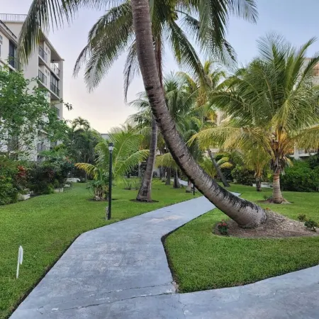 Charming beach front condo, Freeport ,Coral Beach, with AC/WiFi, salon/spa, pool