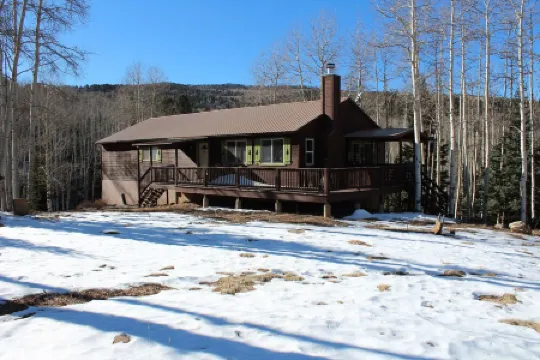 Stunning 4-bedroom cabin in Angel Fire, close to skiing and golf