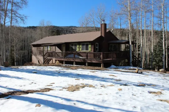 Stunning 4-bedroom cabin in Angel Fire, close to skiing and golf