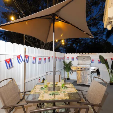 Havana Nights Honeymoon: King Bed, Sofabed, Patio & Wi-Fi – Book Your Escape!