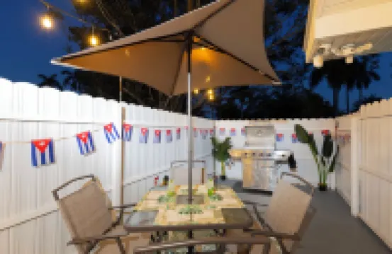 Havana Nights Honeymoon: King Bed, Sofabed, Patio & Wi-Fi – Book Your Escape! 麥格雷戈酒店