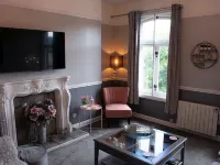 Stunning Spacious one Bedroom Apartment in Courtyard Location, Central to Town ベルパーのホテル