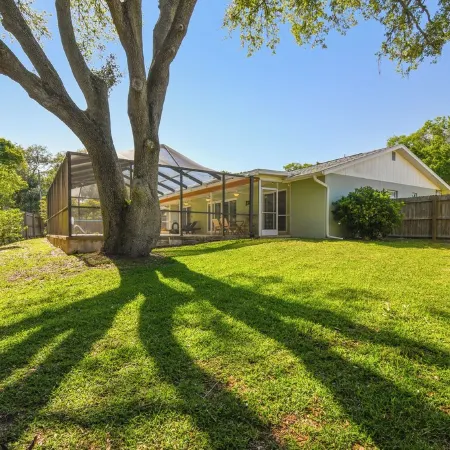 Heated Pool. 3-bedroom house 6.5 miles to honeymoon Island
