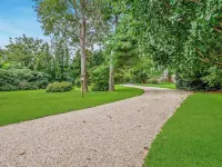 Charming 5-bedroom home.  AC and WiFi,swimming pool. walk to town and beach