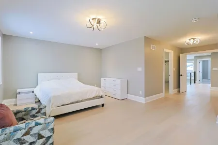 Spacious 6-bedroom villa in enchanting Niagara Falls with AC