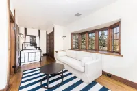 Charming 4-bedroom cottage Steps From East Beach