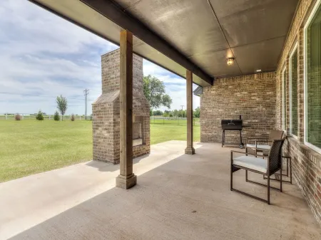 Charming 5-bedroom farmhouse with WiFi, AC Homely getaway Farm house! Отели в г. Logan County