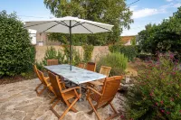 Charming longère in a quiet location 5 minutes from a large sandy beach. Hotels in Ploemeur