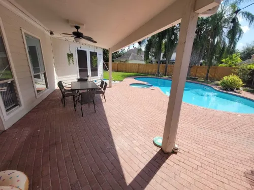 Spacious 5-bedroom king bed with a pool in wonderful Mission