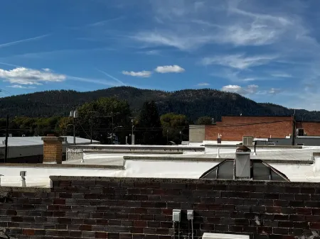 Cozy 1-bedroom apartment with WiFi, AC in charming Chewelah Отели рядом с достопримечательностью «U.S. Highway 395»