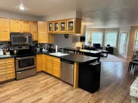 Birchwood Retreat on Tagalong Golf Course with pool and hot tub Hotels in Cedar Lake