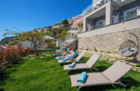 Villa Teresea: 3BR/3BA + Garden •Just steps from the beach-On the Main Road