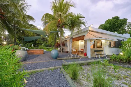 Charming 1 bedroom studio sea front and  huge  creole garden with AC, WiFi Отели в г. Порт-Луи