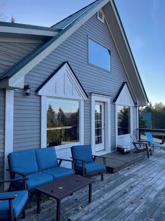 Charming 3-bedroom house in Rangeley with trail access