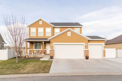 Wake up to the Best Panoramic Views in This Cozy 3-Bedroom House.