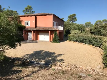 Villa with swimming pool in a quiet natural park Отели в г. Лорг