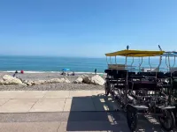 Superb bright apartment, terraces free secure parking 600m from the sea