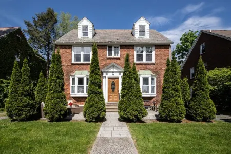 Charming Albany 1-BR Apt with beautiful patio to enjoy and off street parking