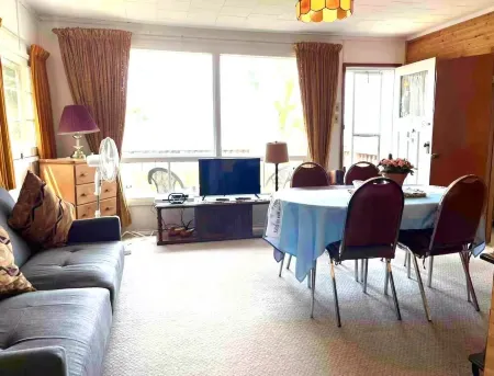 Lakeside Cottage with Boat BBQ Firepit Swimming Pet Friendly for 6 Family Escape