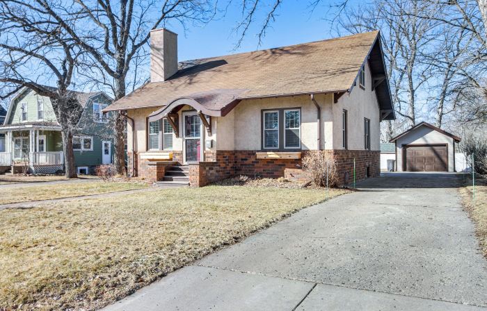 Spacious Detroit Lakes Home Walk to Downtown!