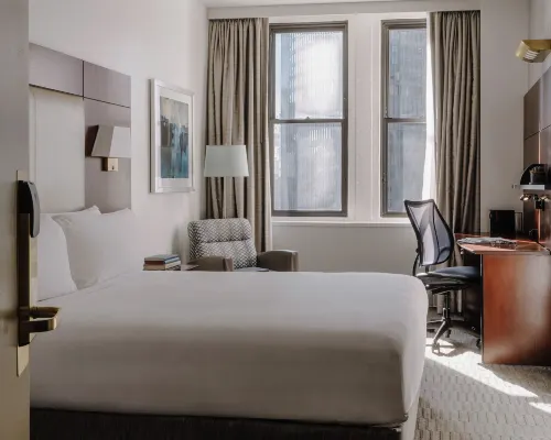 River Hotel Отели рядом с достопримечательностью «Ригли-билдинг»