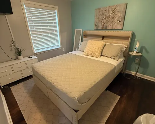 Home Away from Home2-bedroom house in nice Wyandotte with AC, WiFi 懷恩多特酒店