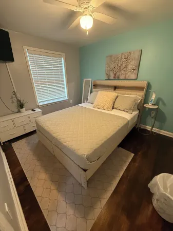 Home Away from Home2-bedroom house in nice Wyandotte with AC, WiFi