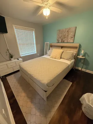 Home Away from Home2-bedroom house in nice Wyandotte with AC, WiFi