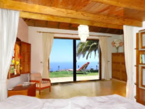 Großzüg. House with panoramic views of sea, mountains & valley + optional apartment