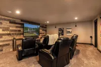 Stunning New Cabin in Powder House Pass with Hot Tub & Theater Room