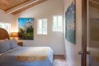 Sun kissed 1-bedroom apartment minutes from Hawi. فنادق في هاوي