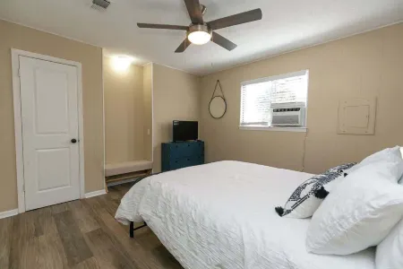 Texas Charm Cottage - 1 Block from the Lake & Hill Country Views