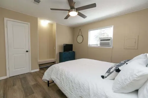 Texas Charm Cottage - 1 Block from the Lake & Hill Country Views Hotels in Canyon Lake
