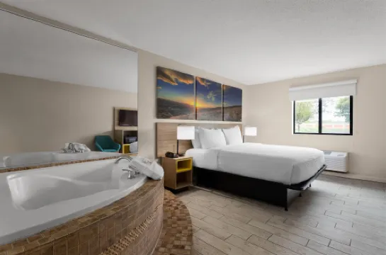 Days Inn and Suites by Wyndham Hammond, IN