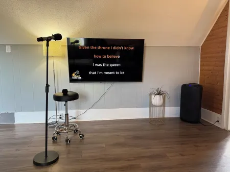 Charming Waterfront Loft + NearShops+Scenic