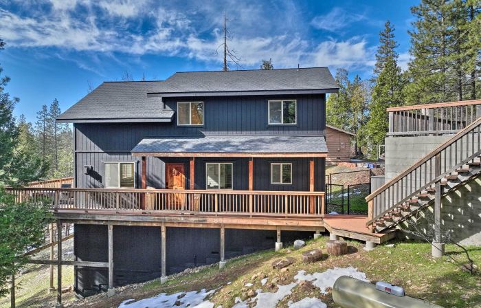 Near Hiking + Wineries: Arnold Cabin w/ Deck!