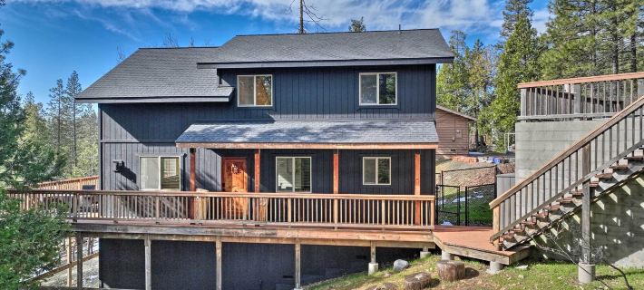 Near Hiking + Wineries: Arnold Cabin w/ Deck! Hotéis em Arnold